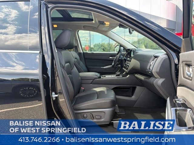 2025 Nissan Pathfinder SL
