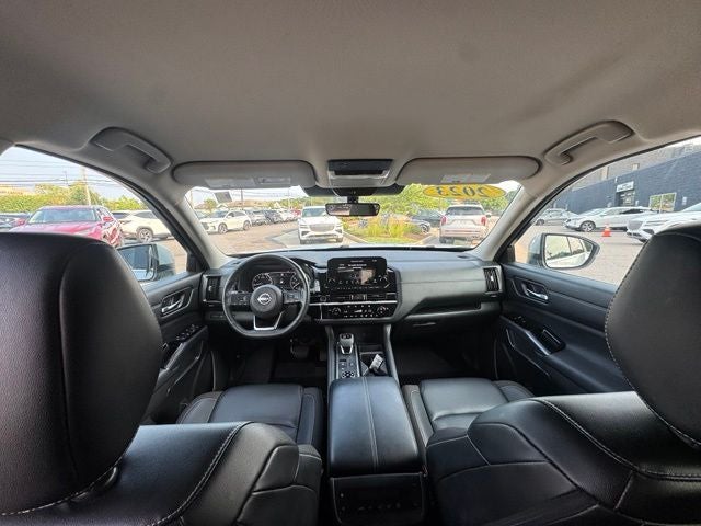 2023 Nissan Pathfinder SL