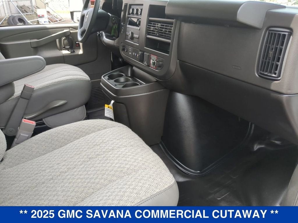2025 GMC Savana Cutaway 4500 2WT