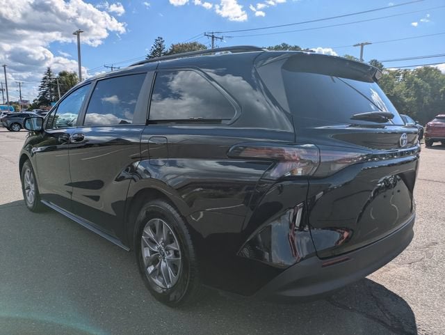 2023 Toyota Sienna LE