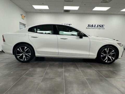 2024 Volvo S60 B5 Core Dark Theme
