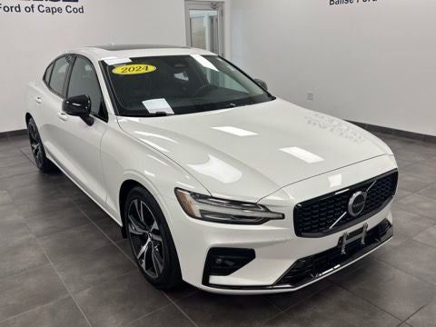 2024 Volvo S60 B5 Core Dark Theme