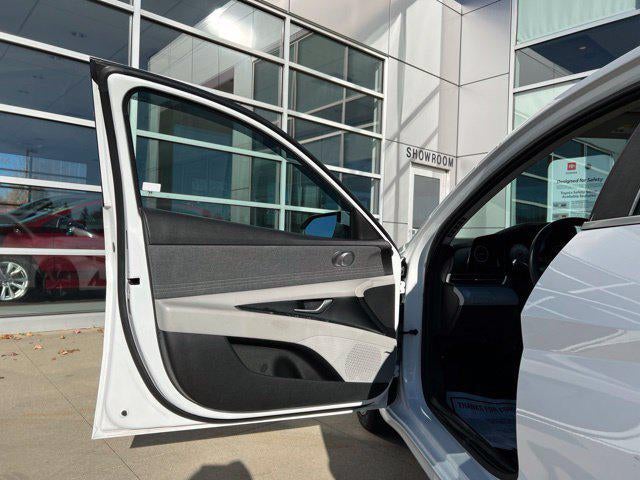 2023 Hyundai Elantra Limited IVT