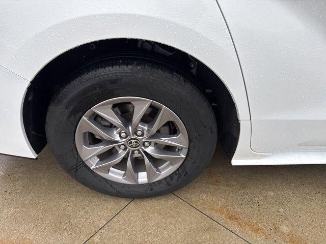 2025 Toyota Sienna LE FWD 8-Passenger