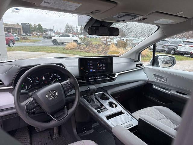 2025 Toyota Sienna LE FWD 8-Passenger