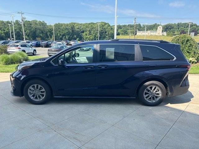 2026 Toyota Sienna LE FWD 8-Passenger