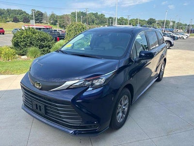 2026 Toyota Sienna LE FWD 8-Passenger