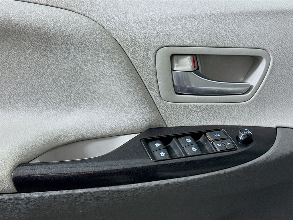 2017 Toyota Sienna LE 8 Passenger